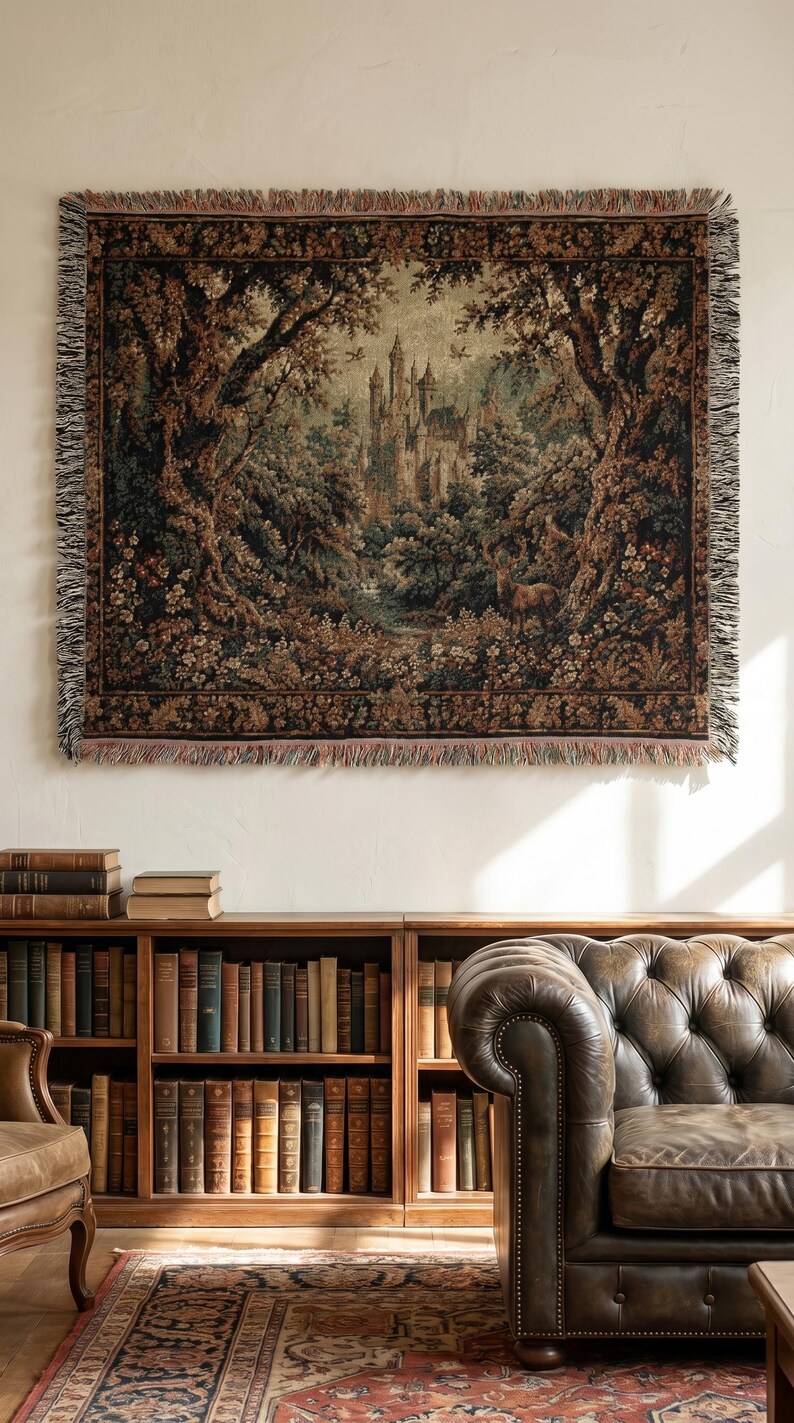 Puede incluir: Un tapiz de pared rectangular tejido que muestra una escena forestal detallada con un castillo central, &aacute;rboles densos y un ciervo. El tapiz presenta una paleta de colores oscuros en tonos marr&oacute;n, verde y dorado con un borde decorativo de flecos.