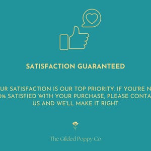 Puede incluir: Un gr&aacute;fico color verde azulado con un icono dorado de pulgar hacia arriba y una burbuja de di&aacute;logo con un coraz&oacute;n encima. El texto dice: SATISFACTION GUARANTEED. YOUR SATISFACTION IS OUR TOP PRIORITY. IF YOU'RE NOT 100% SATISFIED WITH YOUR PURCHASE, PLEASE CONTACT US AND WE'LL MAKE IT RIGHT. El logotipo The Gilded Poppy Co aparece en la parte inferior.