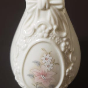 Vaso a bocciolo floreale color crema, ceramica goffrata, finiture dorate (altezza 15 cm)