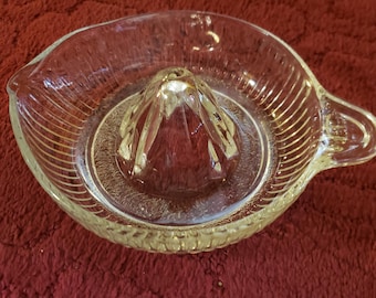 Presse-agrumes antique en verre avec poignée et bec verseur - Charme de ferme