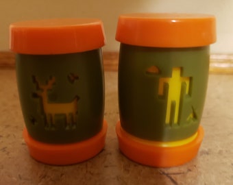 Vintage salt- och pepparkar i plast, man och hjort från St. Labre School