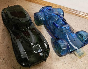 Frascos de colonia Avon vintage con forma de coche • Coche deportivo negro y coche de carreras azul • Vidrio coleccionable de los años 70 • Falta una tapa
