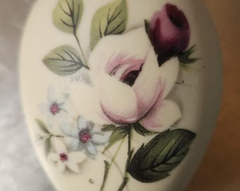 Dekorativt ägg i vintageblommor i porslin – filtbas – 5 cm