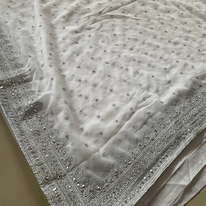 Sari in Georgette color bianco con ricamo Zari in argento e pietra, acquista online il sari bianco firmato USA, Regno Unito, Australia, acquista online il sari bianco