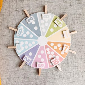 Attività di conteggio sulla ruota dei colori: abbinamento dei numeri per la scuola materna (stampabile)