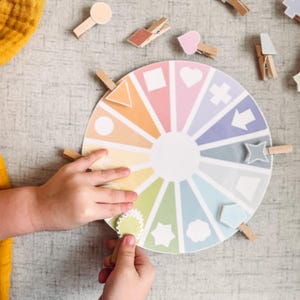 Rueda de colores: combinación de formas - Habilidades motoras finas - Actividad de aprendizaje para niños pequeños - Recursos para la educación en el hogar - Educación imprimible - Juego de pinzas para la ropa