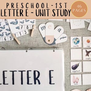 Może przedstawiać: Studium jednostkowe dla przedszkola dla litery E, z 46 stronami ćwiczeń. Obraz przedstawia segregator z tytułem "LETTER E" na okładce, wraz z różnymi materiałami edukacyjnymi, w tym kartami do nauki, kartami z liczbami i kartami z obrazkami.