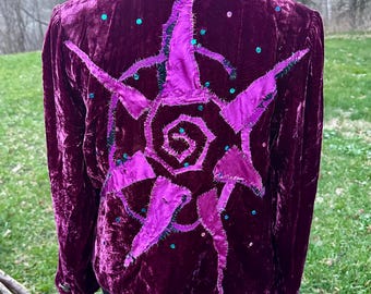 Blazer Fae - Velluto magenta riciclato - Giacca patchwork unica nel suo genere - Stella fatata; spirale; filo blu e giallo; bottoni di strass; stile hippie