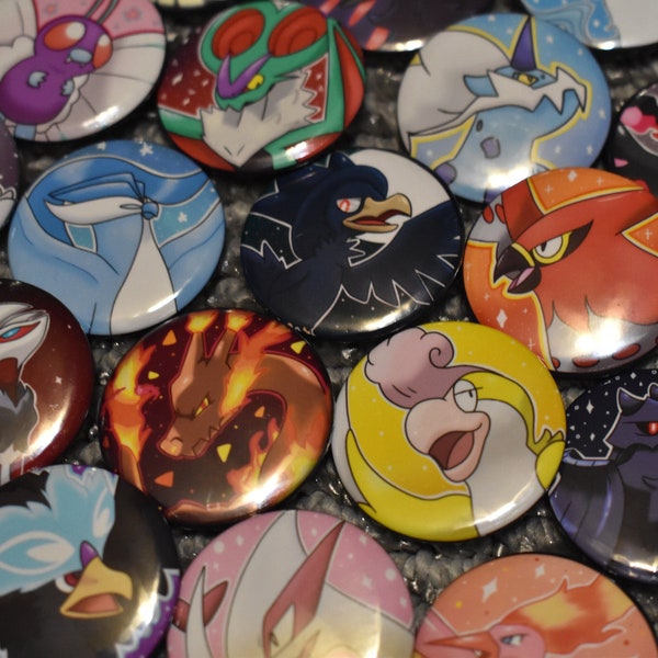 Badges Pokémon de type volant | 32 mm | Charizard, Articuno, Moltres, Murkrow, Yveltal, Silvally, Corviknight, Noivern, Tornade