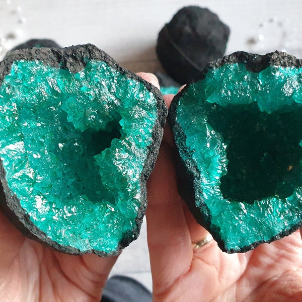 Paire de druses géodes de quartz pétrole-bleu-vert-turquoise