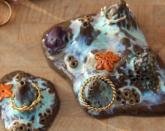 Functionele koraalkunst: sieradenringstandaard / houder #2 | handgemaakt nautisch keramiek | zeester | blauworanje kleurrijk maximalistisch steengoed