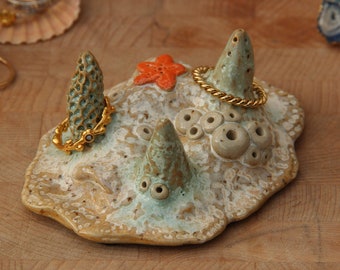 Functionele koraalkunst: sieradenringstandaard / houder #4 | handgemaakt nautisch keramiek | zeester | neutraal minimalistisch steengoed