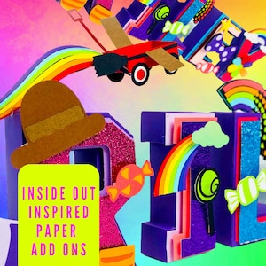 Könnte beinhalten: Farbenfrohe Papierkunst mit dem Text "INSIDE OUT INSPIRED PAPER ADD ONS". Das Bild zeigt einen braunen Hut, ein rotes Flugzeug, Regenbogen und Süßigkeiten-Dekorationen. Die Buchstaben sind lila mit Glitzerakzenten.