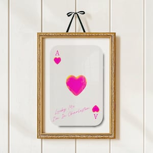 Lucky Me I'm In Charleston Pink PDF Descarga digital Popular Tendencias Minimalista Colorido Sencillo Costero Vaquera Naipes Corazones