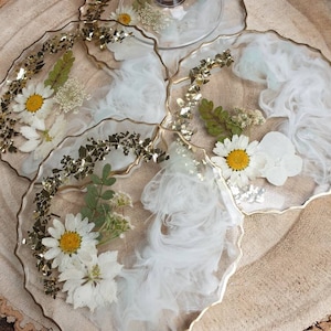 Coasters for glasses made of resin with real flowers, housewarming gift, gift idea, gift for her, table decoration shelf, flower decoration table