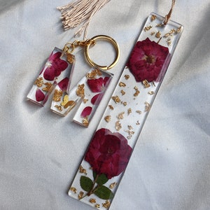 Ensemble cadeau signets et porte-clés avec roses en résine, signets personnalisés, cadeaux de Noël, cadeau pour elle