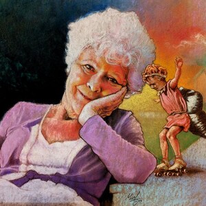 Puede incluir: Una pintura pastel muestra a una anciana con una chaqueta morada y una blusa blanca, sonriendo y apoyando la barbilla en su mano. Un niño con un vestido rosa y patines está en el fondo, con un objeto en forma de mariposa en la espalda. La obra tiene un estilo colorido y caprichoso.