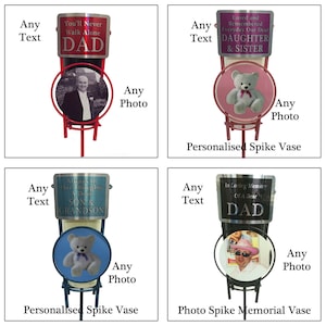 Puede incluir: Cuatro jarrones conmemorativos de fotos diferentes con placas de metal y un marco de fotos. Las placas tienen diferentes mensajes, que incluyen "You'll Never Walk Alone Dad", "Loved and Remembered Everyday Our Dear Daughter & Sister", "Always In Our Thoughts A Dear Son & Grandson", y "In Loving Memory Of A Dear Dad".