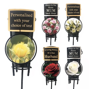 Jarrón de flores conmemorativo personalizado con punta de metal, diseño de flauta, para homenaje a la tumba. Texto, nombre, palabras o mensaje con imagen de flor, color rosa y lirio.