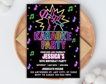 Könnte beinhalten: Schwarze Karaoke-Party-Einladung mit Neon-Text und Grafiken. Die Einladung enthält die Wörter "Karaoke Party", "Come Sing and Celebrate" und Details für Jessicas 10. Geburtstagsparty, einschließlich Datum, Uhrzeit und Ort.