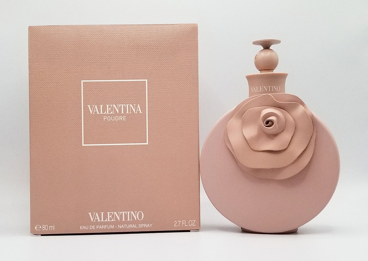 Туалетная вода пудровая. Valentino - Valentina poudre, 80 ml. Духи пудра от Валентино. Парфюм Валентино зеленые. Пудра и духи на столе.