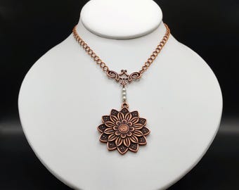Tres variaciones de hermosos, audaces y auténticos collares colgantes florales de cobre antiguo, hechos a mano.