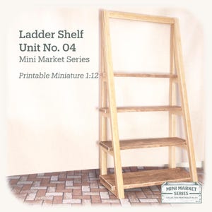 Può includere: Una mensola a scala in legno con quattro ripiani. Il testo sull'immagine recita "Ladder Shelf Unit No. 04 Mini Market Series Printable Miniature 1:12". La mensola è realizzata in legno chiaro con ripiani in legno più scuro.