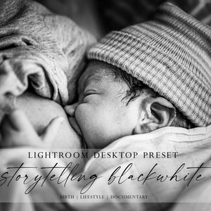 Op de afbeelding: Zwart-witfoto van een pasgeboren baby die een gebreide muts draagt en door een ouder wordt vastgehouden. De afbeelding heeft de onderschrift "Lightroom Desktop Preset Storytelling Blackwhite Birth | Lifestyle | Documentary".