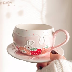 Caneca Cappuccino de Morango para Presentear Ela, Presente com Tema de Morango para Amigas, Xícara Rosa de 240ml com Pires, Presente com Morangos Pintados à Mão