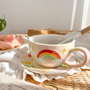 Conjunto de caneca e pires de cerâmica artesanal com estampa de arco-íris, ideal para café com leite (300ml).