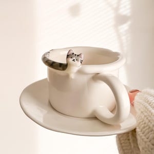 Tazza e piattino con gatto soriano grigio, regalo in ceramica fatto a mano