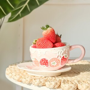 Aardbeienmok handgemaakt, handbeschilderd konijntje mok Pasen, konijn aardewerk mok cadeau voor meisjes, schattig kopje aardbeienthee, kawaii 10oz latte beker afbeelding 6