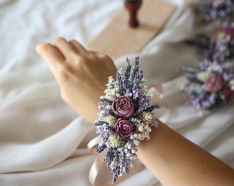 Lavendel & Rosen Handgelenk Corsage l Lila Schleierkraut Corsage l Trockenblumen Handgelenk Corsage