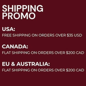 Op de afbeelding: Witte tekst op een bordeauxrode achtergrond met de tekst "SHIPPING PROMO". De afbeelding toont verzenddetails voor de VS, Canada, de EU en Australië.