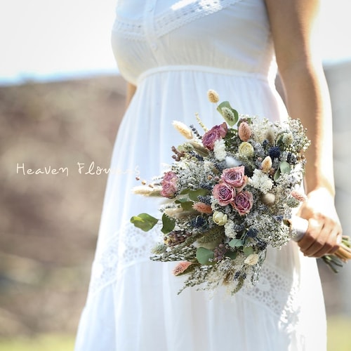 Bouquet de mariée d'eucalyptus séchés et de roses, fleurs de mariage bohèmes