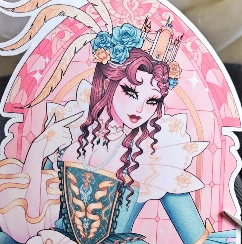 Puede incluir: Una pegatina con una ilustraci&oacute;n estilizada de una mujer con un cors&eacute; turquesa y dorado, adornada con una corona floral y un collar de perlas. La obra de arte tiene un dise&ntilde;o de vidriera rosa y dorada en el fondo, con detalles de plumas.