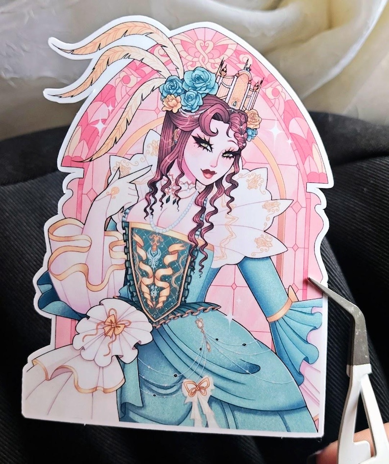 Puede incluir: Una pegatina con una ilustraci&oacute;n estilizada de una mujer con un vestido turquesa y blanco, adornada con un tocado de plumas y detalles florales. La obra de arte tiene un fondo rosa y dorado.