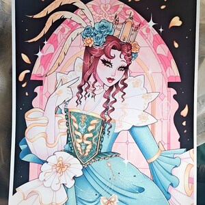 Puede incluir: Ilustraci&oacute;n de una mujer con un vestido azul y blanco, adornada con una corona y plumas. La obra presenta un fondo de vidriera rosa y blanca, con detalles dorados. La mujer tiene el pelo rojo y lleva un collar.