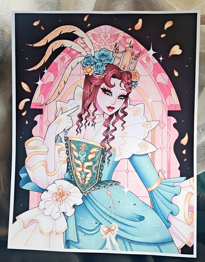 Puede incluir: Ilustraci&oacute;n de una mujer con un vestido azul y blanco, adornada con una corona y plumas. La obra presenta un fondo de vidriera rosa y blanca, con detalles dorados. La mujer tiene el pelo rojo y lleva un collar.