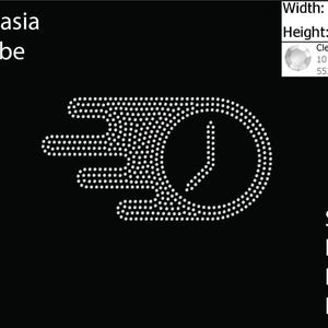 Puede incluir: Un diseño blanco punteado de un reloj con líneas de velocidad sobre un fondo negro. La esfera del reloj muestra la hora aproximadamente a las 2:15. La imagen también incluye el texto "iLekasia Tribe" y opciones de tipo de archivo: SVG, DXF, EPS y PNG.