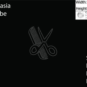 Könnte beinhalten: Schwarze Grafik mit Kamm und Schere, erstellt mit weißen Punkten. Der Text "iLekasia Tribe" ist enthalten, sowie die Dateitypen SVG, DXF, EPS und PNG. Die Bildmaße sind 17,069 cm breit und 19,860 cm hoch.