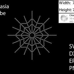 Op de afbeelding: Een wit sneeuwvlokontwerp gemaakt van kleine witte stippen op een zwarte achtergrond. Het ontwerp is 7,874 inch breed en 7,870 inch hoog. Het ontwerp is gemaakt met 443 heldere kristallen strasssteentjes, elk 2,8 mm groot. De afbeelding bevat ook de tekst "iLekasia Tribe", "SVG", "DXF", "EPS" en "PNG".