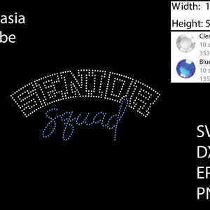Puede incluir: Un diseño de pedrería para una camiseta u otra prenda de vestir con las palabras "Senior Squad" en pedrería blanca. La palabra "Senior" está en forma de arco curvo y la palabra "Squad" está en una fuente manuscrita. El diseño mide aproximadamente 27 cm de ancho y 13 cm de alto.