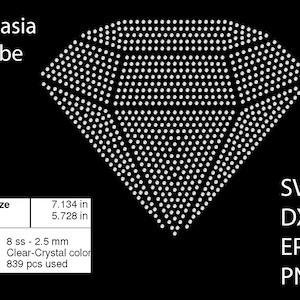 Op de afbeelding: Een diamantvormig strassontwerp met 839 heldere kristallen strasssteentjes, met een afmeting van 18,12 cm bij 14,65 cm. Het ontwerp is perfect voor knutselprojecten, zoals strijktransfers of hittepersontwerpen.