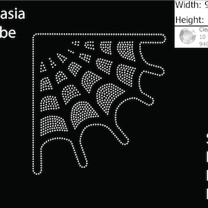 Könnte beinhalten: Ein schwarz-weißes Design eines Spinnennetzes aus klaren Kristall-Straßsteinen. Das Design ist 9,47 Zoll breit und 10,039 Zoll hoch. Das Design besteht aus 949 Strasssteinen.