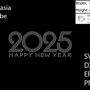 Peut inclure: Un design en strass de l'année 2025 avec le texte "Happy New Year" en dessous. Le design mesure 25,4 cm de large et 10,2 cm de haut et est composé de 687 cristaux transparents.