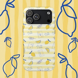 Puede incluir: Funda de teléfono blanca y amarilla con diseño de limón y sello. La funda tiene el texto "La vita è bella" y un fondo a rayas. La funda del teléfono tiene tres lentes de cámara.