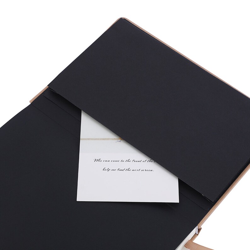 K&ouml;nnte beinhalten: Eine schwarze Pr&auml;sentationsmappe mit hellbraunem Rand und einer wei&szlig;en Karte im Inneren. Auf der Karte steht: "Who can come to the front of the help me find the next screen."