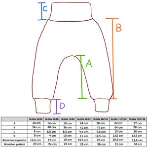 K&ouml;nnte beinhalten: Eine Diagrammzeichnung einer Babyhose mit Ma&szlig;angaben in Zentimetern. Das Diagramm zeigt die Abmessungen der Hose, einschlie&szlig;lich Bund, L&auml;nge und B&uuml;ndchen. Die Tabelle darunter liefert Ma&szlig;e f&uuml;r verschiedene Gr&ouml;&szlig;en, von 50/56 bis 122/128.