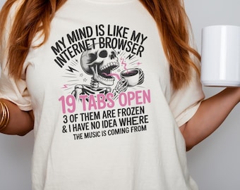 Zabawna koszulka z szkieletem i zakładkami przeglądarki | Koszulka z humorem dla mamy pracującej w domu